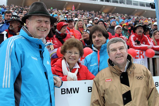 2012_WM.jpg - Biathlon-WM 2012: rechts: DOSB-Präsident Thomas Bach mit Frau und 2.Bürgermeister Ferdinand Fiedler dazwischen